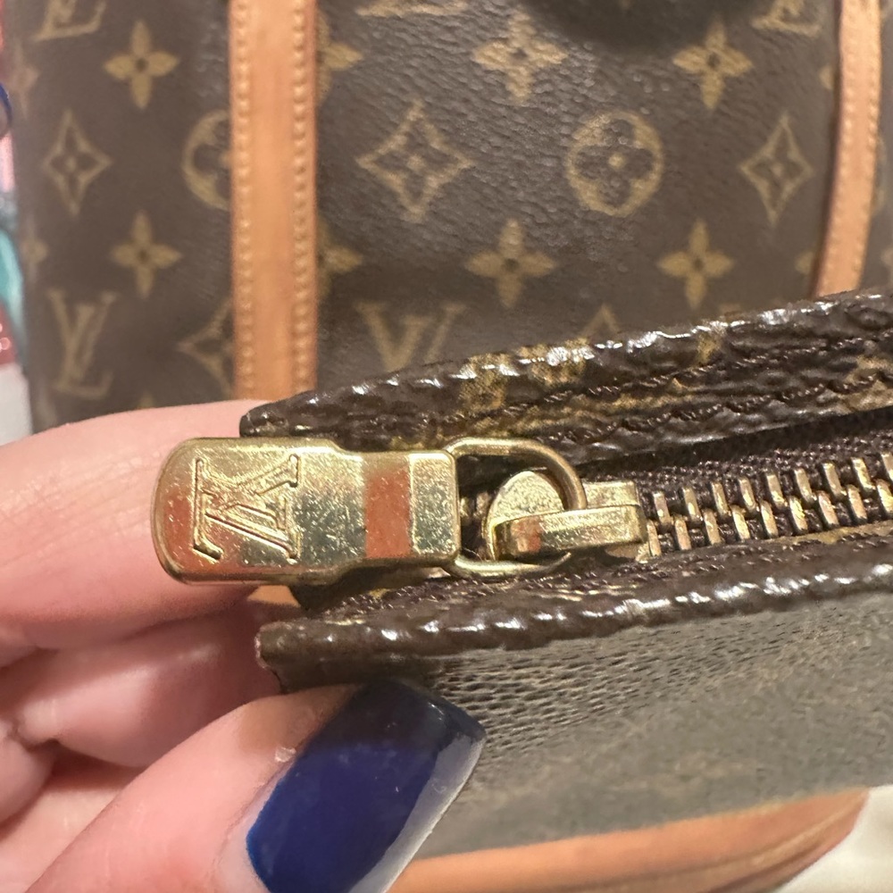 Authentic Louis Vuitton Monogram GM Bucket Bag with pouch. - Picture 11 of 16